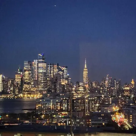 Luxurious 2 Bed ! Mins To Nyc! Apartment